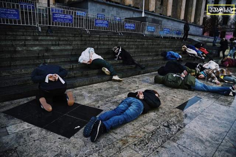 Под грузинским парламентом прошла молчаливая акция против зверств российских нацистов в Украине  