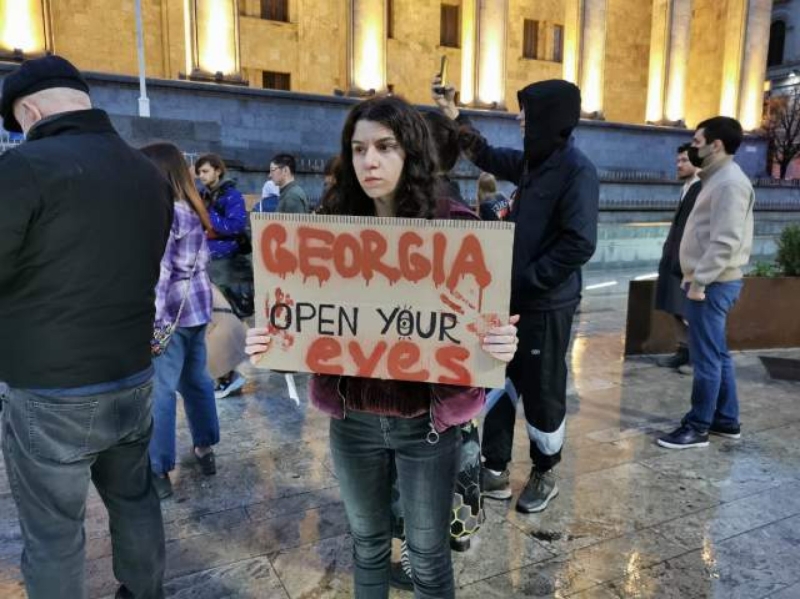 Под грузинским парламентом прошла молчаливая акция против зверств российских нацистов в Украине  