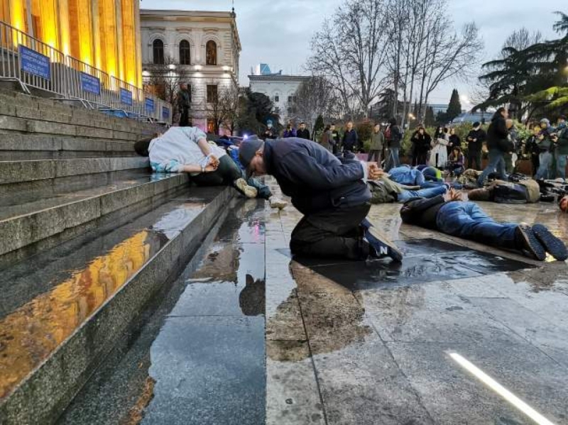 Под грузинским парламентом прошла молчаливая акция против зверств российских нацистов в Украине  