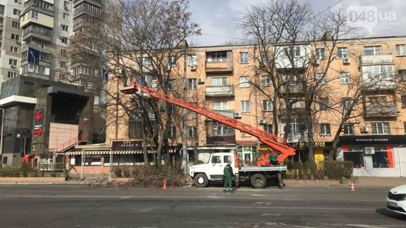 У місті панує звичне життя: комунальники слідкують за чистотою та порядком в Одесі, - ФОТО