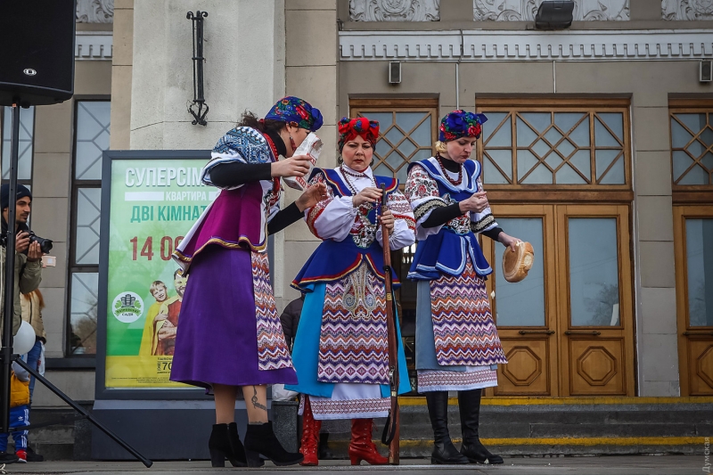 Украинские народные песни, «Семь сорок» и изгнанный зарядом соли оккупант: на одесском железнодорожном вокзале прошел непраздничный концерт  