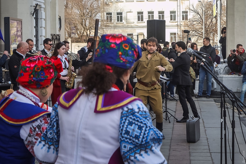 Украинские народные песни, «Семь сорок» и изгнанный зарядом соли оккупант: на одесском железнодорожном вокзале прошел непраздничный концерт  