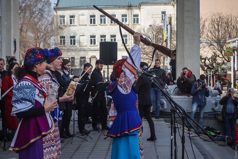 Украинские народные песни, «Семь сорок» и изгнанный зарядом соли оккупант: на одесском железнодорожном вокзале прошел непраздничный концерт  