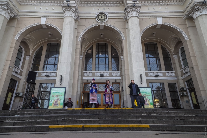 Украинские народные песни, «Семь сорок» и изгнанный зарядом соли оккупант: на одесском железнодорожном вокзале прошел непраздничный концерт  