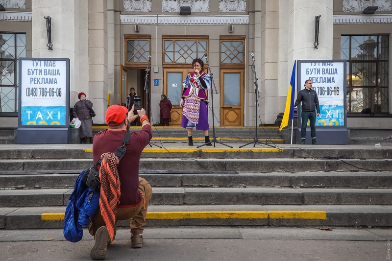 Украинские народные песни, «Семь сорок» и изгнанный зарядом соли оккупант: на одесском железнодорожном вокзале прошел непраздничный концерт  