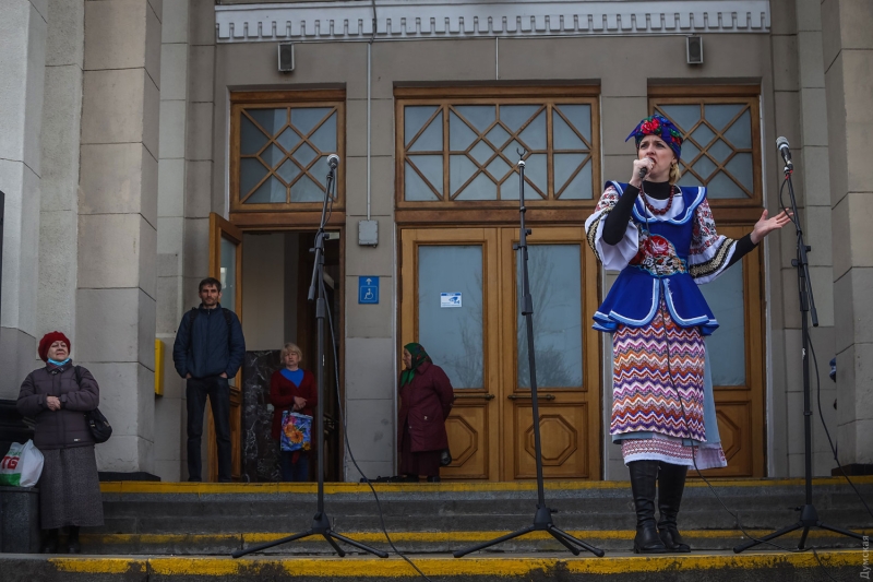 Украинские народные песни, «Семь сорок» и изгнанный зарядом соли оккупант: на одесском железнодорожном вокзале прошел непраздничный концерт  