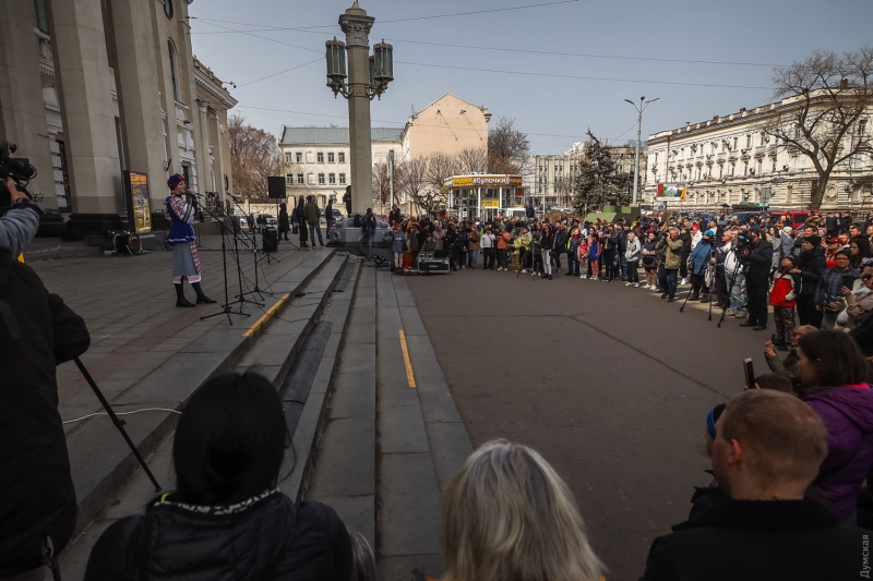 Украинские народные песни, «Семь сорок» и изгнанный зарядом соли оккупант: на одесском железнодорожном вокзале прошел непраздничный концерт  