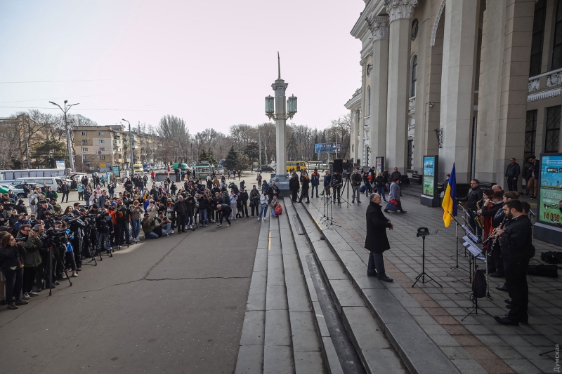 Украинские народные песни, «Семь сорок» и изгнанный зарядом соли оккупант: на одесском железнодорожном вокзале прошел непраздничный концерт  