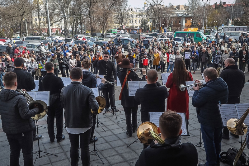 Украинские народные песни, «Семь сорок» и изгнанный зарядом соли оккупант: на одесском железнодорожном вокзале прошел непраздничный концерт  