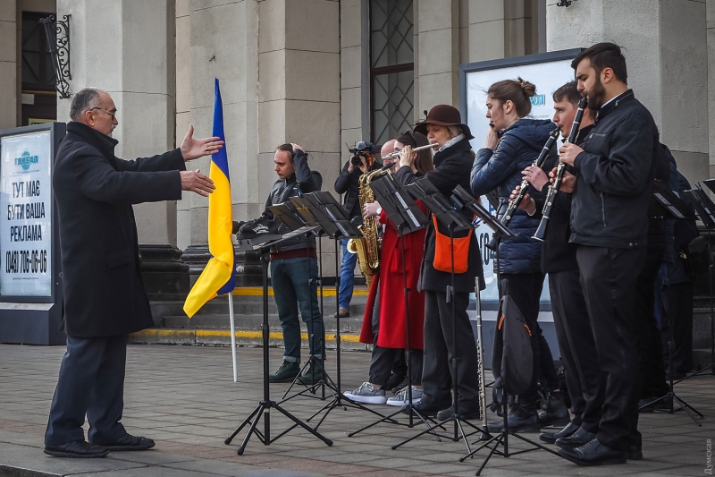 Украинские народные песни, «Семь сорок» и изгнанный зарядом соли оккупант: на одесском железнодорожном вокзале прошел непраздничный концерт  