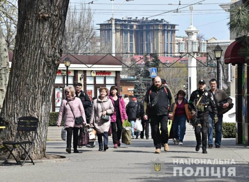 В Одесі допомагали людям, які прибували у місто під час посиленої комендантської години, - ФОТО