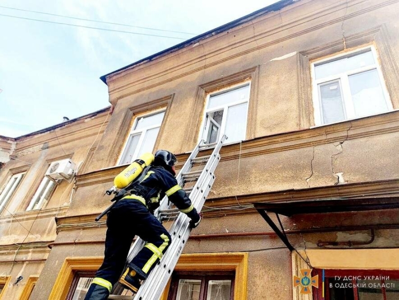 В одній із одеських квартир рятувальники виявили тіло жінки, - ФОТО, ВІДЕО