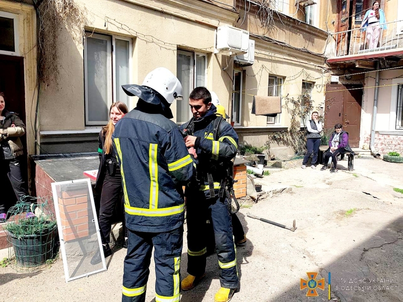 В одній із одеських квартир рятувальники виявили тіло жінки, - ФОТО, ВІДЕО