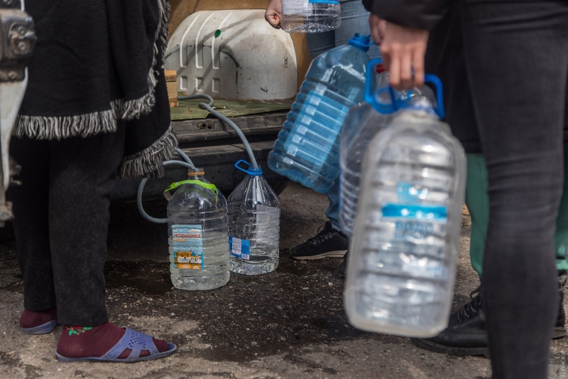 Жажда и прилеты: как Город Корабелов без воды и под обстрелами выживает     