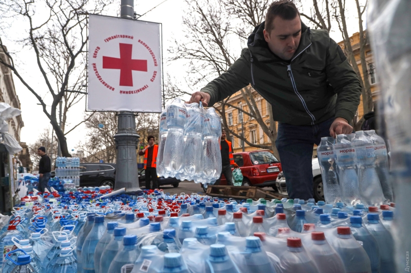 «Жажда»: одесситы передают питьевую воду Николаеву и организовали систему очистки  