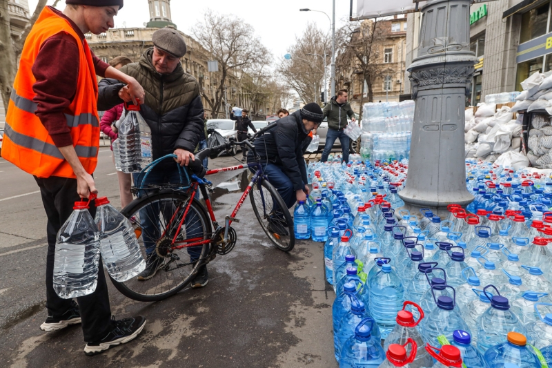 «Жажда»: одесситы передают питьевую воду Николаеву и организовали систему очистки  