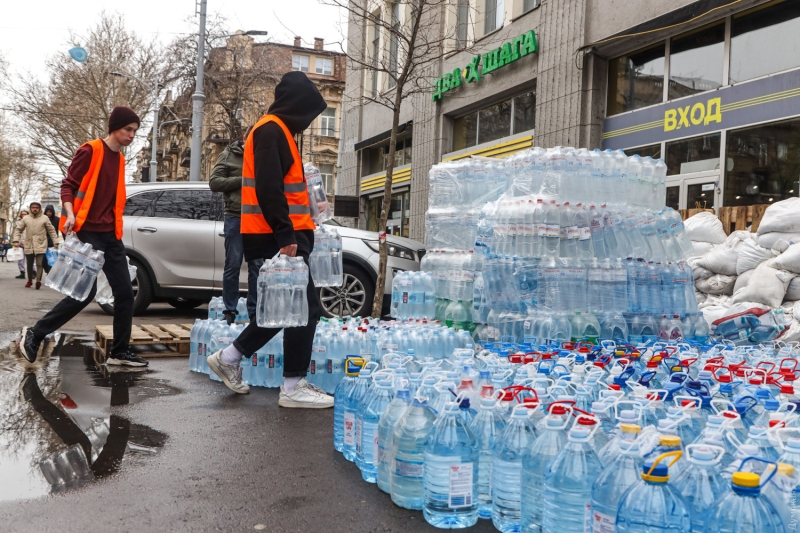 «Жажда»: одесситы передают питьевую воду Николаеву и организовали систему очистки  