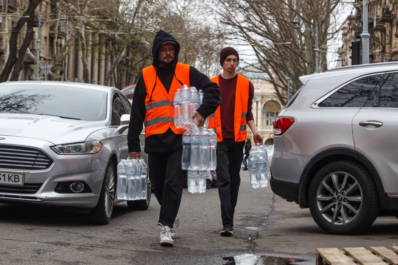 «Жажда»: одесситы передают питьевую воду Николаеву и организовали систему очистки  