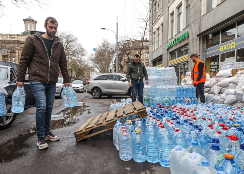 «Жажда»: одесситы передают питьевую воду Николаеву и организовали систему очистки  