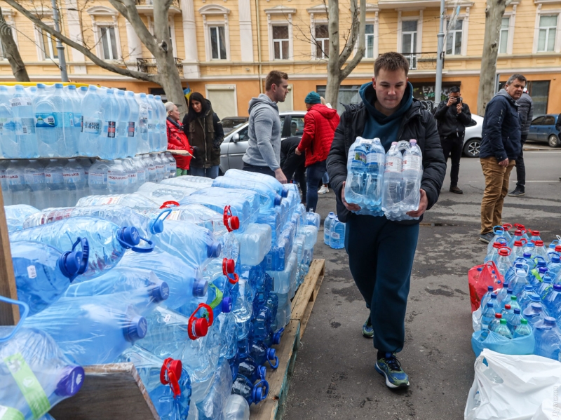 «Жажда»: одесситы передают питьевую воду Николаеву и организовали систему очистки  