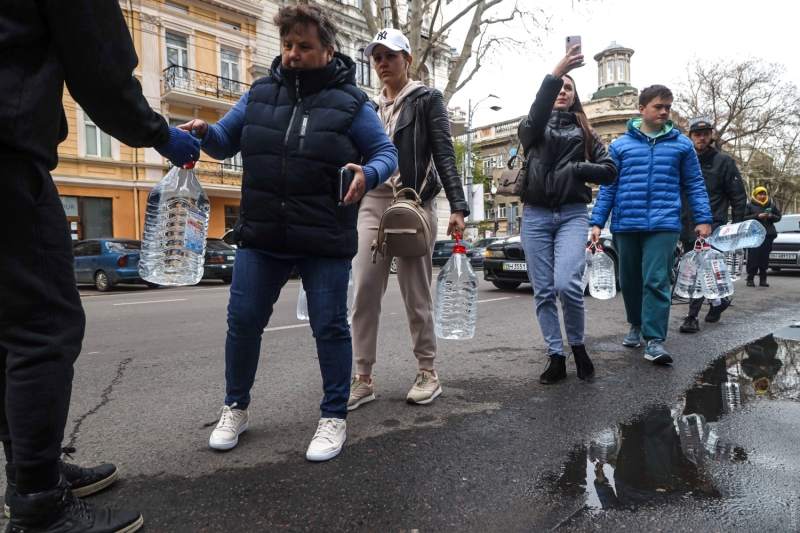 «Жажда»: одесситы передают питьевую воду Николаеву и организовали систему очистки  