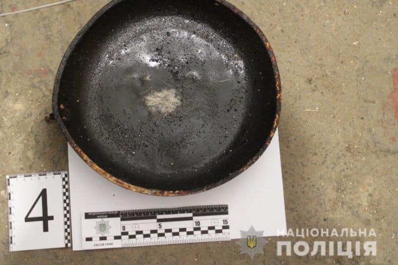 Били сковородкой по голове и угрожали ножом: трое жителей Одесской области требовали у знакомого вернуть долг