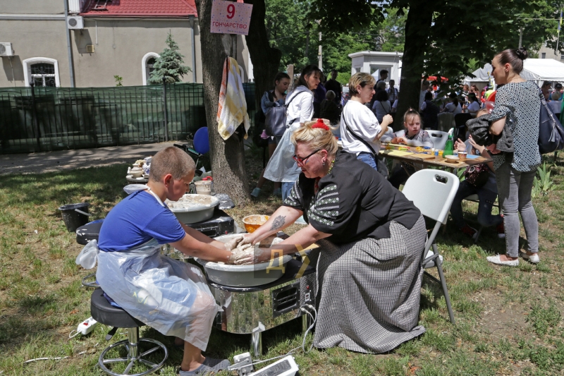 Город профессий, полиция и фудкорт: в одесском сквере прошел детский праздник  