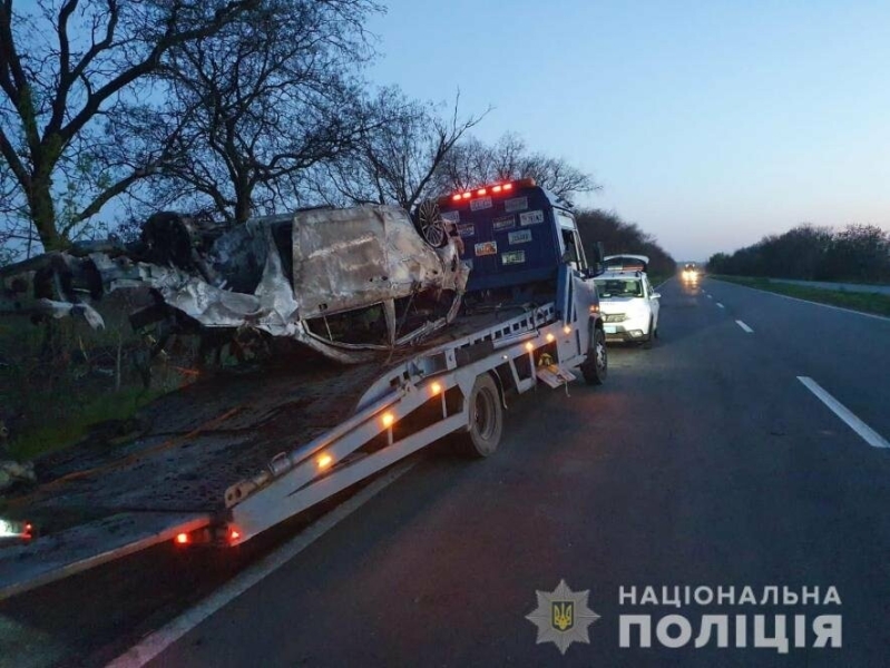 На Одещині житель Миколаївської області не впорався з керуванням, влетів у дерево та згорів у своїй автівці, - ФОТО