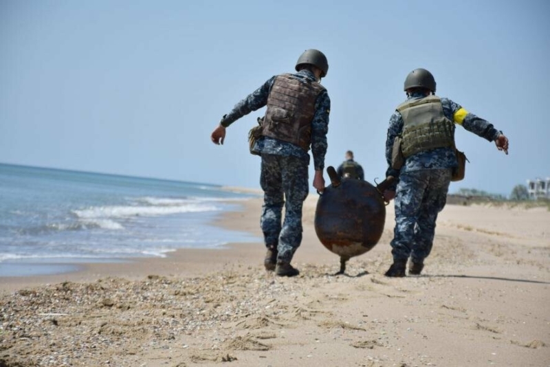 На Одещині знищили дві якірні міни рашистів, які прибило до берега, - ВІДЕО 