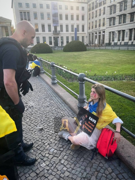 Не позволить убить и вывезти в третьи страны: в европейских столицах прошли акции в поддержку защитников Мариуполя