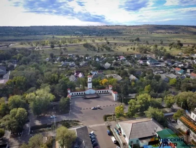 Після ракетного удару у знеструмленому місті на Одещині встановлюють точки для зарядки телефонів