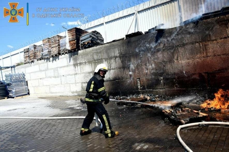 В "Епіцентрі" під Одесою спалахнули дерев'яні палети, - ФОТО