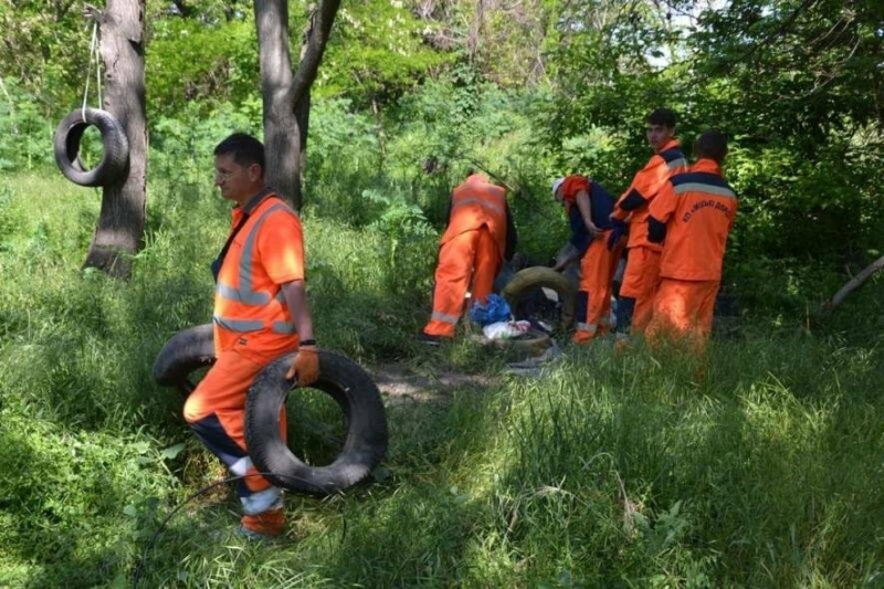 В Одному з одеських парків комунальники разом з одеситами провели суботник, - ФОТО 