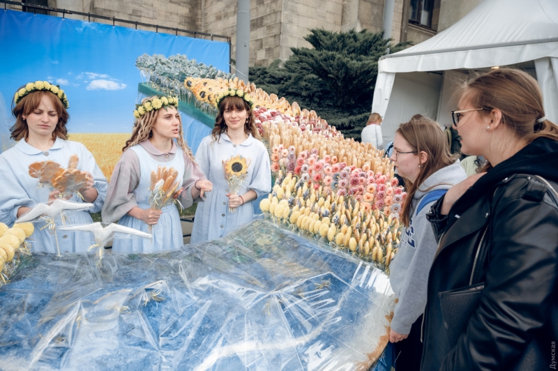 В Варшаве одесский кондитер раздала 10 тысяч пряников в благодарность полякам за помощь Украине  