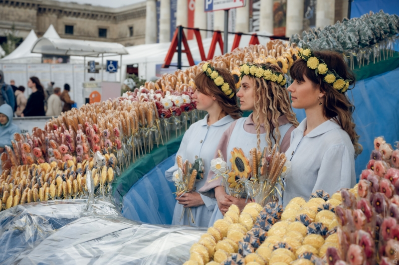 В Варшаве одесский кондитер раздала 10 тысяч пряников в благодарность полякам за помощь Украине  