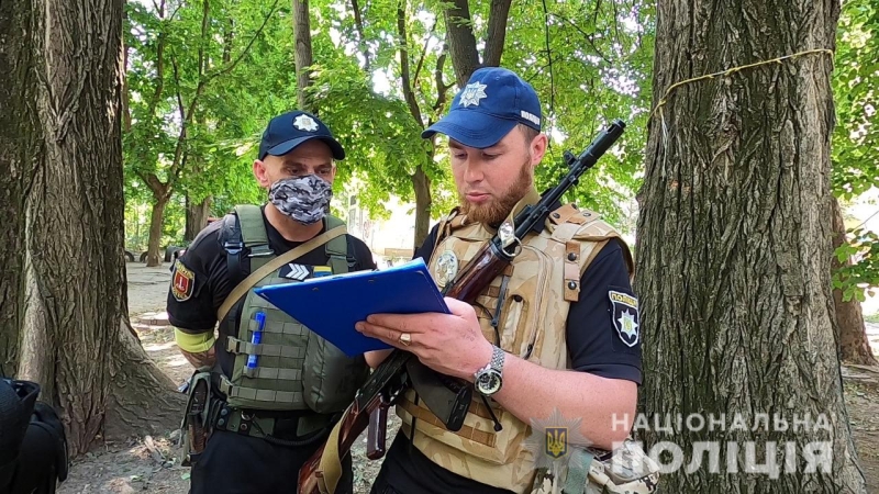 Біля ринку в Одесі чоловік вирвав з рук пенсіонерки гаманець та вдарив ножем перехожого, - ФОТО