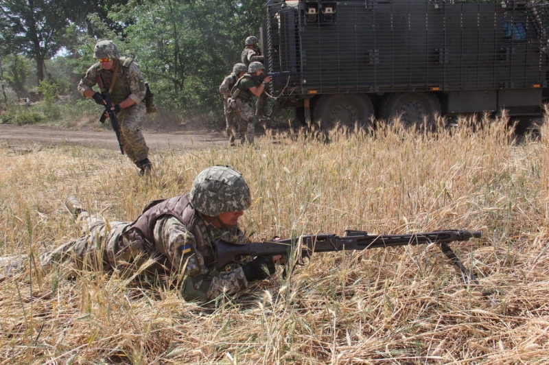 Британский Мastіff в степях Украины: морпехи учатся воевать с помощью новых оружия и техники