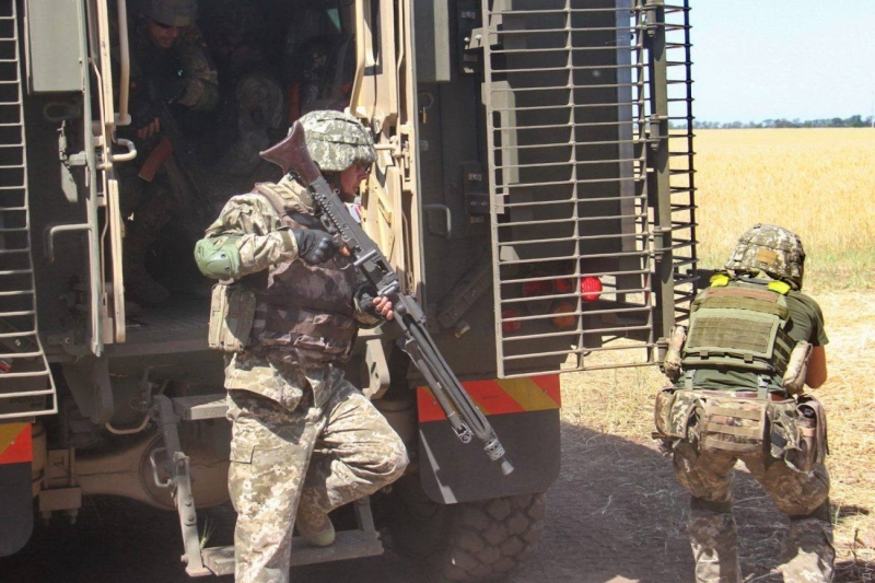 Британский Мastіff в степях Украины: морпехи учатся воевать с помощью новых оружия и техники