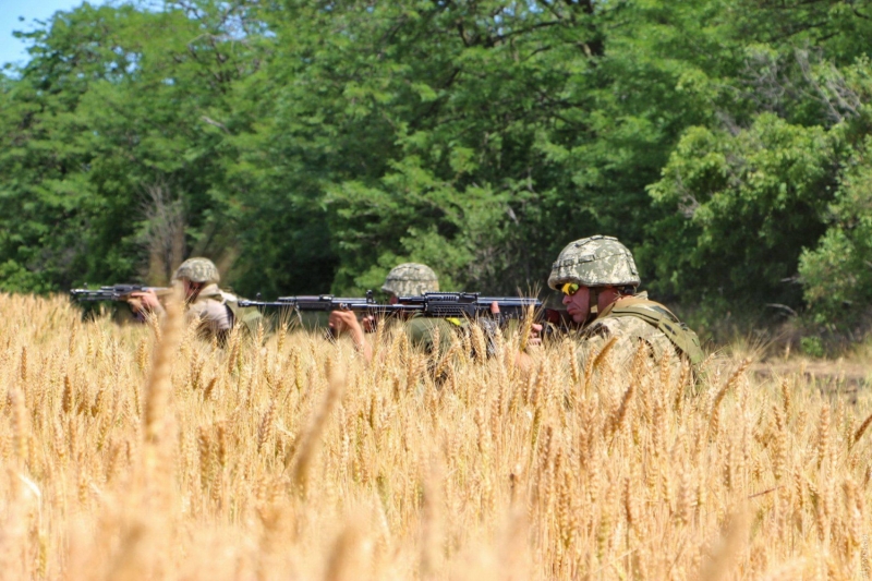 Британский Мastіff в степях Украины: морпехи учатся воевать с помощью новых оружия и техники