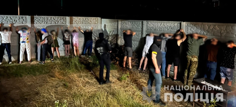 На окраине Одессы полиция накрыла нарковечеринку: у двух организаторов изъяли автоматы  