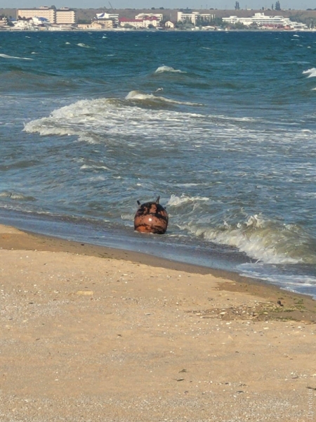 На пляже в Одесской области взорвалась морская мина: в курортном домике вынесло окна  