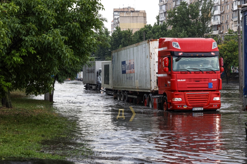 Одесса приходит в себя после ливня: заглохшие маршрутки с пассажирами, потерянные номера и пробки на Пересыпи  