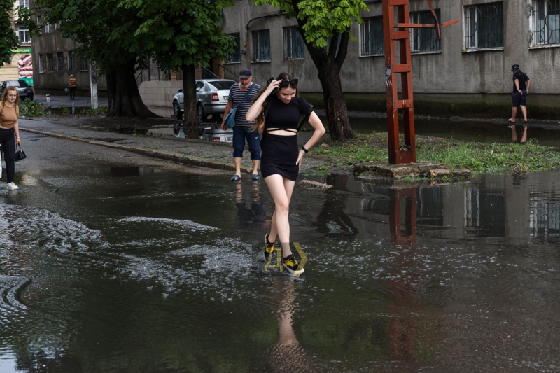 Одесса приходит в себя после ливня: заглохшие маршрутки с пассажирами, потерянные номера и пробки на Пересыпи  