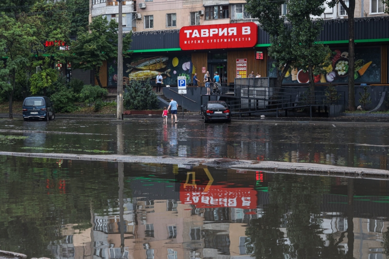 Одесса приходит в себя после ливня: заглохшие маршрутки с пассажирами, потерянные номера и пробки на Пересыпи  