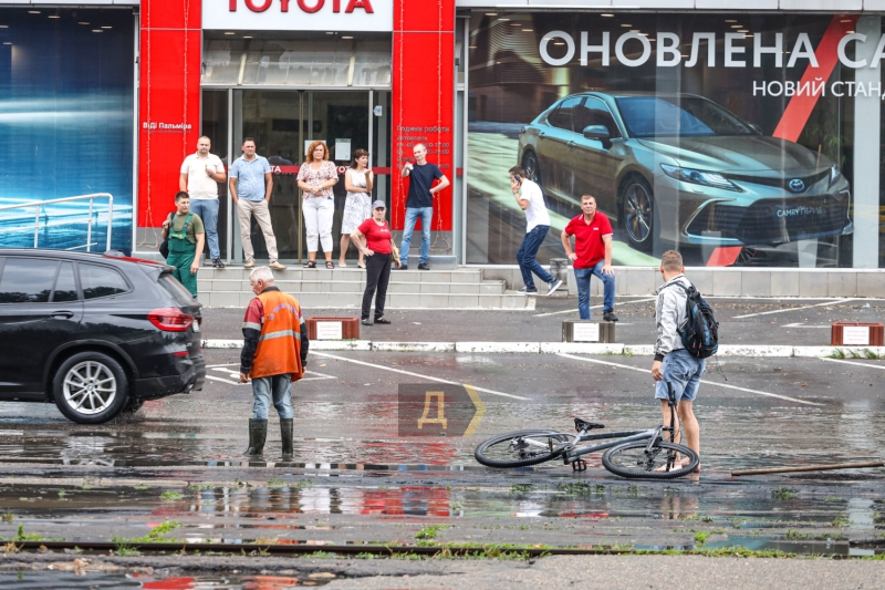 Одесса приходит в себя после ливня: заглохшие маршрутки с пассажирами, потерянные номера и пробки на Пересыпи  