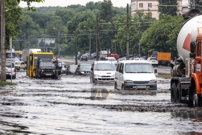 Одесса приходит в себя после ливня: заглохшие маршрутки с пассажирами, потерянные номера и пробки на Пересыпи  