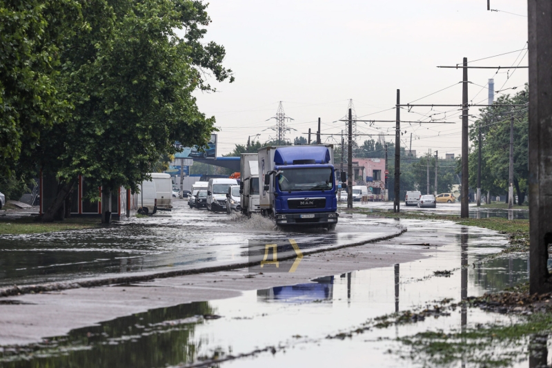 Одесса приходит в себя после ливня: заглохшие маршрутки с пассажирами, потерянные номера и пробки на Пересыпи  