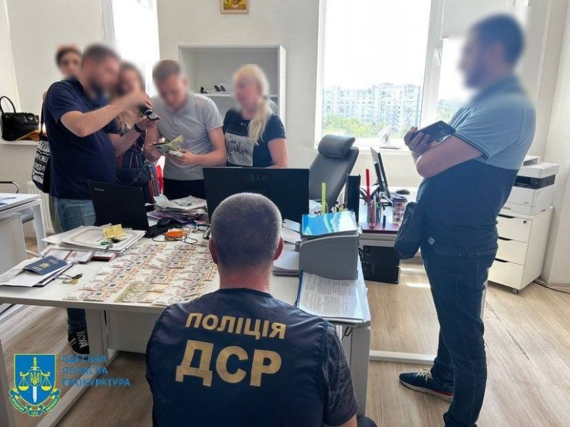 Працівницю міськради затримали "на гарячому": чиновниця вимагал хабар за не створення перепон малому бізнесу в умовах воєнного стану, - ФОТО