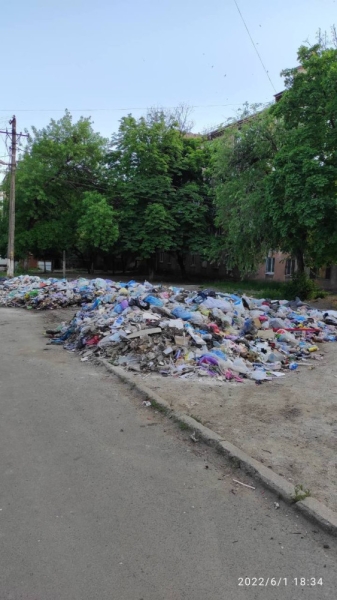 Російські окупанти завалили окупований Маріуполь сміттям – відходи не вивозили від початку війни