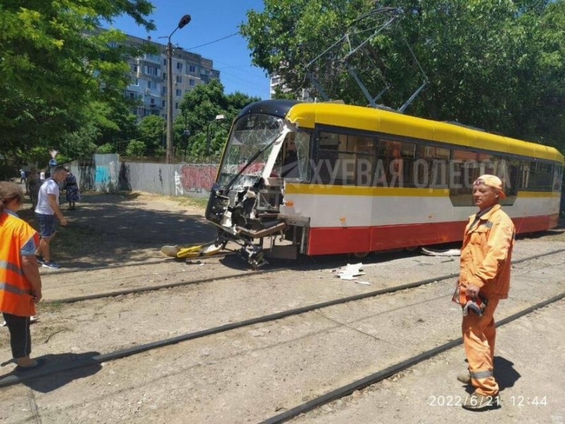 В Одесі сміттєвоз врізався у трамвай, призупинено рух двох трамвайних маршрутів